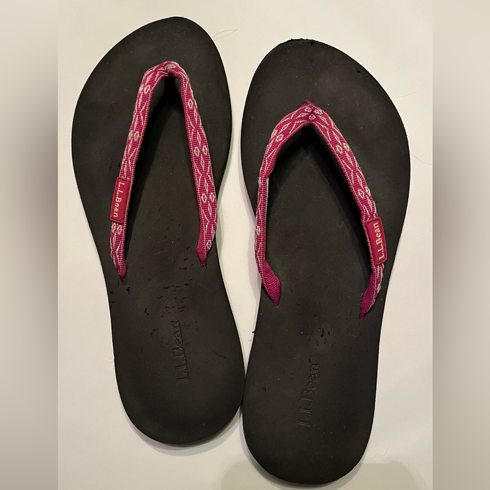 Women’s size 9 thin strap flip flops